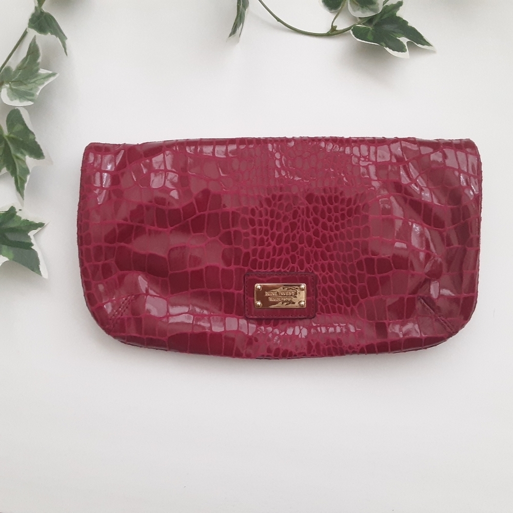 NWT Nine West Foldable Raspberry Snakeskin Clutch - Picture 2 of 3